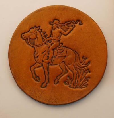 Beige lederen onderzetters cowboy op paard van 6 stuks - western onderzetters - country beige onderzetters - 100% leren onderzetters - beige onderzetters met cowboy - lederen onderzetters country & western cadeau