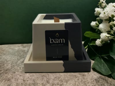 BAM Wilde Vijgen Geurkaars met Houten Wiek – Handgemaakt Vierkant Potje met Schaal – Vegan Geurkaars van Natuurlijke Zonnebloemwas – 30 Branduren