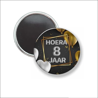 Button Met Magneet 58 MM - Hoera 8 Jaar - NIET VOOR KLEDING