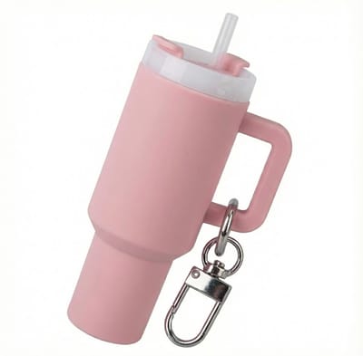 Roze mini water beker sleutelhanger met handvat en afneembare clip – compacte drinkbeker accessoire – geschikt als sleutel hanger of tas hanger – decoratief mini cup design