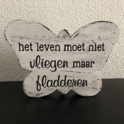 Houten Tekstvlinder 12x16 cm "Het leven moet niet vliegen maar fladderen" - Kleur Antique White