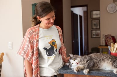 Shirt - Pizza fills the void in my life - Wurban Wear | Grappig shirt | Kat | Unisex tshirt | Kattenbak | Liefde | Knuffel | Wit