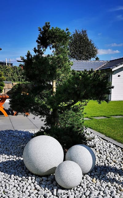 Trango 3er Set IP65 Gartenkugel 202530GB Granitstein-Optik mit 20/25/30cm Durchmesser *NATURE* Kugelleuchte inkl. je 1x 4-5 Watt E27 LED Leuchtmittel & je ca. 5 Meter IP44 Kabel, Gartenleuchte, Leuchtkugel