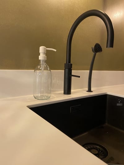 BBBLS® Design Dispenser "Blanco" | Transparant Kunststof | 500ml | RVS / Metaal Pomp Wit | Zeeppomp | Zeepdispenser | Zeephouder