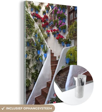 ® Glasschilderij 120x180 cm - Schilderij acrylglas - Trappen versiert met bloemen in het Spaanse Córdoba - Foto op glas - Muurdecoratie woonkamer - Wanddecoratie slaapkamer - Schilderijen