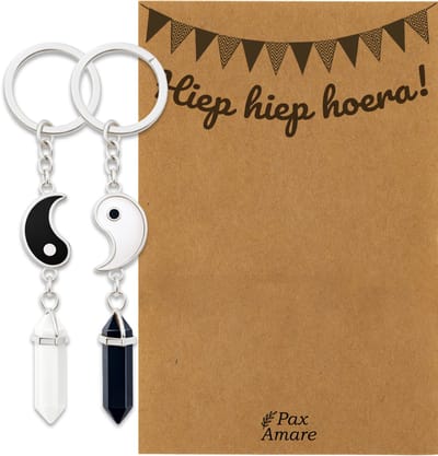 BFF Sleutelhanger voor 2 'Hiep Hiep Hoera' - Yin Yang met Edelsteen - Sleutelhanger set op Cadeau Kaartje - Zilverkleurig - Verjaardags Hanger - Pax Amare
