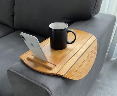 Flexibele Armleuning Dienblad - Bank - Lichtbruin - Incl. Telefoonhouder & Anti-slip!