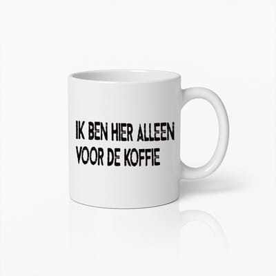 Humoristische Nederlandse Koffiemok - 'Ik Ben Hier Alleen Voor De Koffie' – Stoere Tekst Keramische Beker voor Koffieliefhebbers