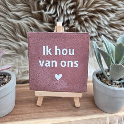 Robuust Wenstegeltje – Ik Hou van Ons – Hip trendy tegeltje – 10x10 cm – Cadeau voor Partner, Valentijn of Jubileum – Stijlvol en Persoonlijk Woonaccessoire - Zomaar - Voor jezelf – Trendy nu – Decoratief Tegeltje met Standaard – Cadeau Idee