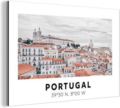 Wanddecoratie Metaal - Aluminium Schilderij Industrieel - Portugal - Europa - Rood - Skyline - 180x120 cm - Dibond - Foto op aluminium - Industriële muurdecoratie - Voor de woonkamer/slaapkamer