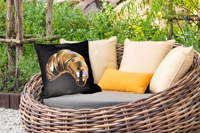 Buitenkussen - Croissant - Brood - Goud - Zwart - 45x45 cm - Weerbestendig