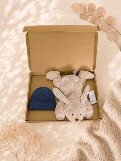 Baby Cadeauset Blauw – Knuffel & Babymutsje in Luxe Gouden Geschenkdoos – Kraamcadeau Babyshower – Kraamcadeau Jongen