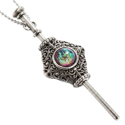 Zilverkleurige ketting met sierlijke staafhanger en iriserende steen – ketting voor heren – fantasiehanger in vintage stijl