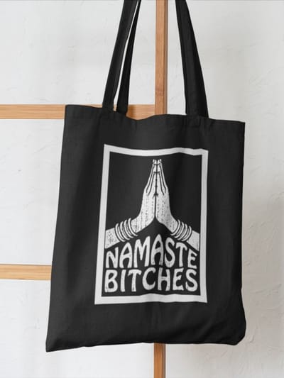 Tote bag - Namaste bitches - Wurban Wear | Katoenen tas | Duurzaam katoen | 38 x 42 cm | 10L | Leuk cadeau | Totebag | Tote bag katoen | Yoga tas | Yogi | Yoga | Yoga cadeau | Mindfulness | Meditatie | Spiritualiteit | Zwart