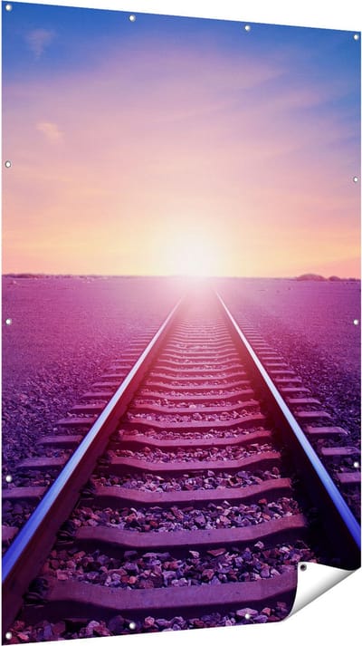 Gards Tuinposter Rails Spoorweg in de Woestijn bij Zonondergang - 120x180 cm - Tuindoek - Tuindecoratie - Wanddecoratie buiten - Tuinschilderij