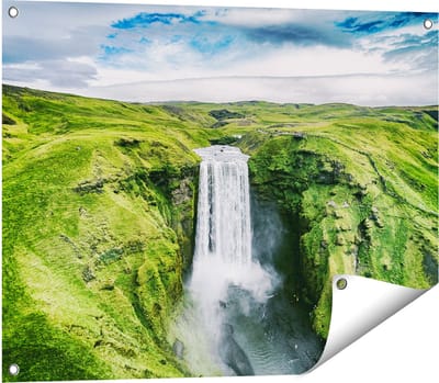 Gards Tuinposter Waterval in het Groene Landschap - 80x60 cm - Tuindoek - Tuindecoratie - Wanddecoratie buiten - Tuinschilderij