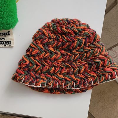 Chapeau Bob de Pêcheur pour Femmes en Automne et Hiver Chapeau en Laine Tricoté au Crochet Fait Main Style Littéraire Japonais Couleur Contrastée Chapeau Basin de Rue M（56-58cm） black
