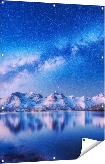 Gards Tuinposter Melkweg bij Besneeuwde Bergen - 90x120 cm - Tuindoek - Tuindecoratie - Wanddecoratie buiten - Tuinschilderij