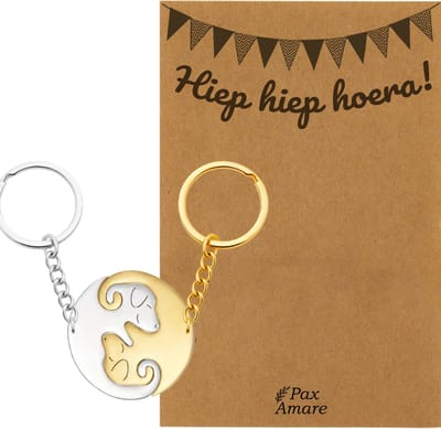BFF Sleutelhanger voor 2 'Hiep Hiep Hoera' - Schattige Hondjes - Sleutelhanger set op Cadeau Kaartje - Goudkleurig & Zilverkleurig - Verjaardags Hanger - Pax Amare