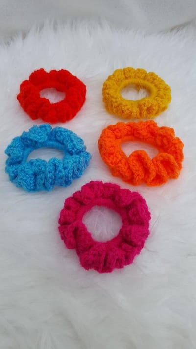 Set van 5 handgemaakte haarelastieken ( scrunchies ) in rood geel blauw oranje en roze gehaakte set