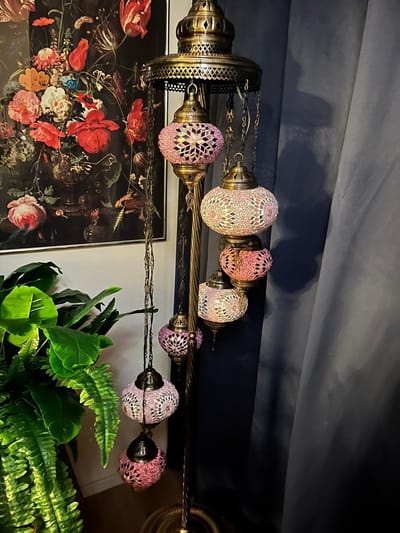 Prachtige Turkse vloerlamp in paars roos en fushia met 7 mondgeblazen glazen bollen