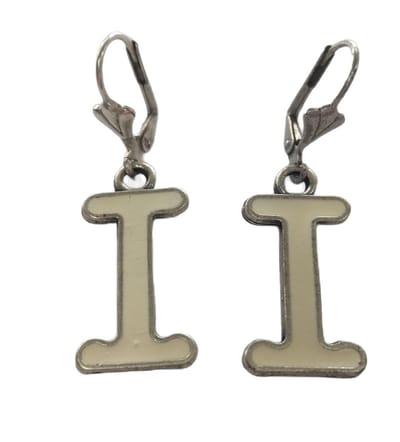 Oorhangers verzilverd letter I met witte emaille (voor Irene, Irma, Ikram, Inge, Isabel, Iris, Inez etc.)