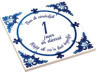 Spreuktegel met tekst " Ben ik eindelijk 1 jaar in dienst, krijg ik zo'n kut tegeltje" Werkjubileum - Cadeau voor Collega - Werknemer cadeau - Tegel met Tekst - Grappig Cadeau Collega