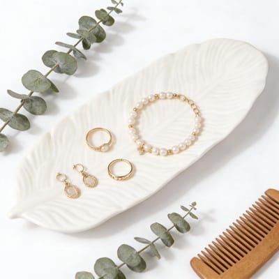 Sieradenhouder van keramiek met veerdesign, witte sieradenkom voor armbanden, ringen en kleine items, decoratief voor badkamer, slaapkamer en woonkamer, 21.5 x 8.5 x 1.8 cm