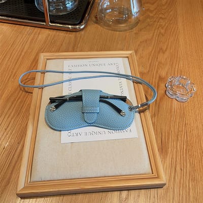 Neck Strap Glasses Case – PU Leather Eyeglasses Pouch for Men & Women, Lightweight Sunglasses & Reading Glasses Holder, Protective Soft Glasses Storage Bag.Lichtblauw-17*8cm
