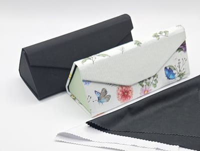 leuke set / 2 brillenkokers + 2 brillendoekjes / witte zwarte brillenkoker dames heren kind / brillenkoker voor bril zonnerbril natuurlijk motief vlinders bloemen / geweldig cadeau / Aland optiek / Étuis à Lunettes / hard case