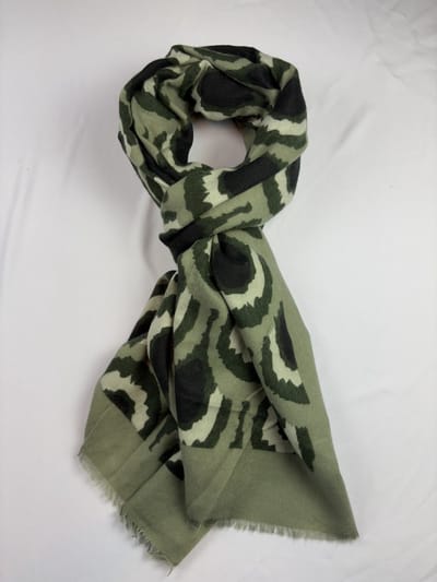 Nette sjaal met een vrolijk print van warme stof met 80% viscose met 20% wol