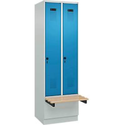 C+P Evolo Plus garderobekast, 2 vakken van elk 300 mm breed, sokkel, zwevende bank, B 600 x D 815 x H 1950 mm, draaischroef, lichtgrijs/lichtblauw