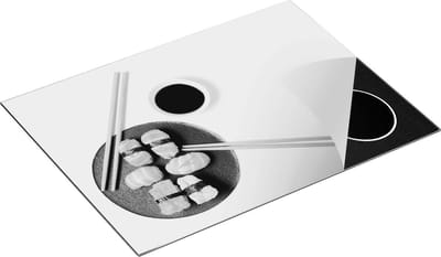 Chefcare Inductie Beschermer Sushi met Stokjes op een Witte Achtergrond - Zwart Wit - 70x50 cm - Afdekplaat Inductie - Kookplaat Beschermer - Inductie Mat