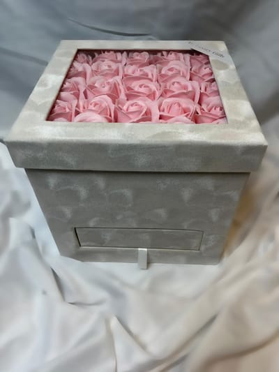 Rozen - gift box - AG Luxurygifts rozen box - Valentijnsdag cadeau - cadeau tip - flower box - velvet cadeau - soap roses - Moederdag Cadeau
