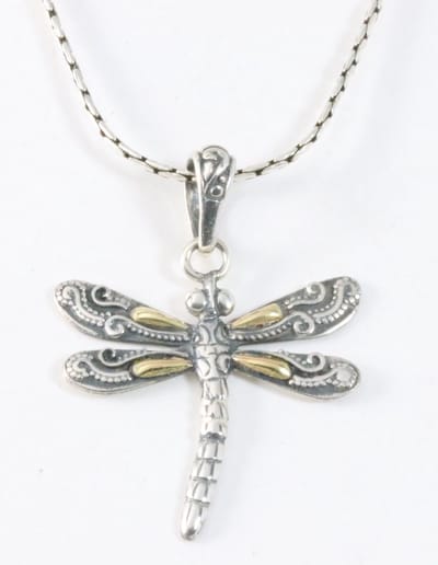 Fijne zilveren libelle hanger met 18k gouden decoraties aan ketting