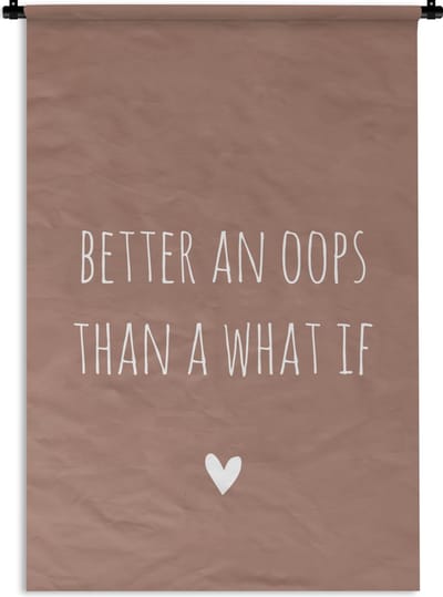 Wandkleed - Wanddoek - Engelse quote "Better an oops than a what if" met een hartje op een bruine achtergrond - 60x90 cm - Wandtapijt