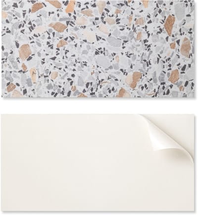 Zelfklevend vinylpaneel met print voor de badkamer, 100x50 cm, patroon met steenaccenten.