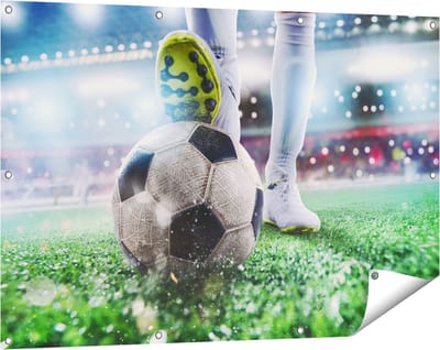 Gards Tuinposter Voetbalspeler met de Bal in het Stadion - 120x80 cm - Tuindoek - Tuindecoratie - Wanddecoratie buiten - Tuinschilderij