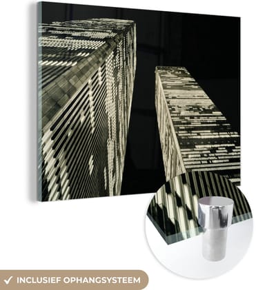 ® Glasschilderij 160x120 cm - Schilderij acrylglas - Een zwart-wit foto van het World trade center in de nacht - Foto op glas - Muurdecoratie woonkamer - Wanddecoratie slaapkamer - Schilderijen