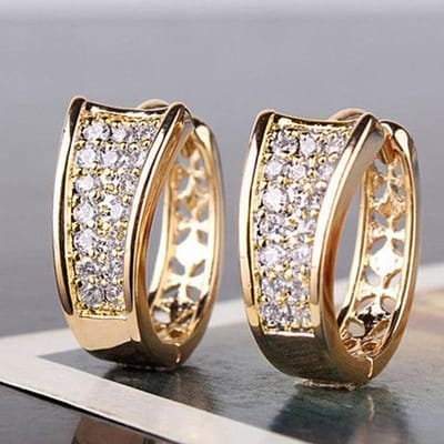 Huitan Modern Mode Design Dames Hoepel Oorbellen Metaal Goudkleur Statement Ooraccessoires voor Kantoor Dame Nieuwe Trendy Sieraden white