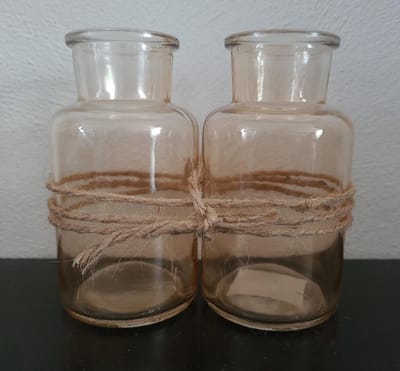 Decoratie vaasjes met touwtje H13cm X B14cm (per 2 aan elkaar) Opening bovenkant 3.5cm