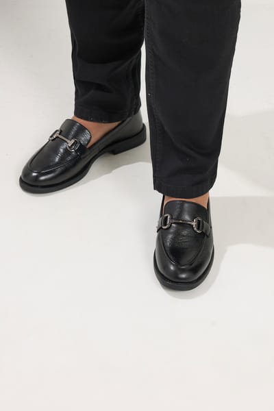 Yours Loafers Met Zwarte Metalen Afwerking In Een Model In Brede Epasvormsize 37EEE
