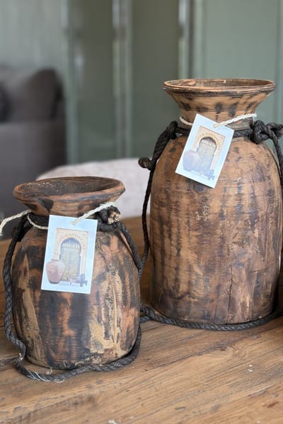 Set van 2 oude houten vazen landelijke kruiken nepalese potten