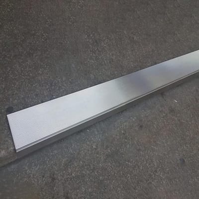Roestvrijstalen Trap Rand - Metalen Profiel - Veiligheid Verbeteren - Antislip Textuur - 120 cm Lengte - Zilverkleurig