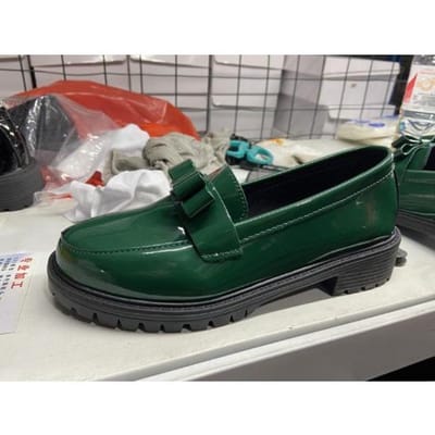 Nieuwe Patent Leer Glanzende Kwast Middelhoge Hak Retro Instappers Europese en Amerikaanse Grote Maat Modieuze Casual Schoenen 42 gray