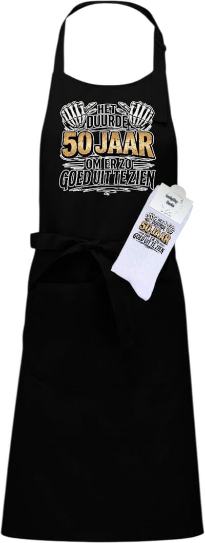 Keukenschort en sokken met tekst - Giftset - Skelet het duurde 50 jaar - Vaderdag cadeau - Moederdag cadeau - Zwart - Verstelbaar - Cadeau idee - Verjaardag - Cadeau dames en heren - Jubileum - Afscheid - Verrassing - Grappig cadeau - Onesize