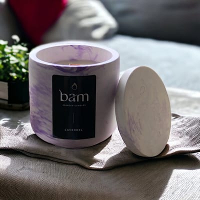 BAM Kaarsen Lavendel Geurkaars – Zonnebloemwas – Houten Lont – Paars Gemarmerd Rond Potje met Deksel – 140 g