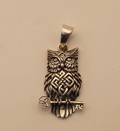 Zilveren hanger uil met sleutel - hangertje van 925 zilver uiltje met geheimen sleutel - leuke uilen hangers - zilveren keltische dieren hanger - celtic animals pendants - vrouwelijke hangers - mannelijke hangers