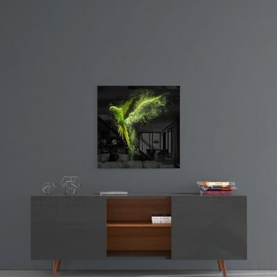 Glasschilderij Vierkant – Groene Parkiet in Vlucht – Moderne Wanddecoratie - 40x40 cm