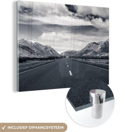 MuchoWow® Glasschilderij 120x90 cm - Schilderij acrylglas - Zwart wit - Berg - Weg - Foto op glas - Schilderijen